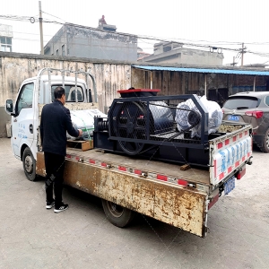 2PG400x400對輥破碎機發貨圖片_發往福建泉州_破碎瓜子石