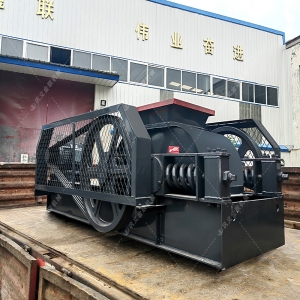 2PG小型對(duì)輥破碎機(jī)發(fā)貨現(xiàn)場圖片_發(fā)往江西撫州_破碎玻璃