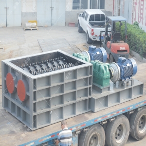 大型強(qiáng)力分級(jí)雙齒輥破碎機(jī)發(fā)往山東破碎煤矸石