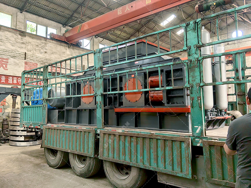 第二臺(tái)2PG1500x1000大型液壓對(duì)輥破碎機(jī)發(fā)貨 發(fā)往廣東