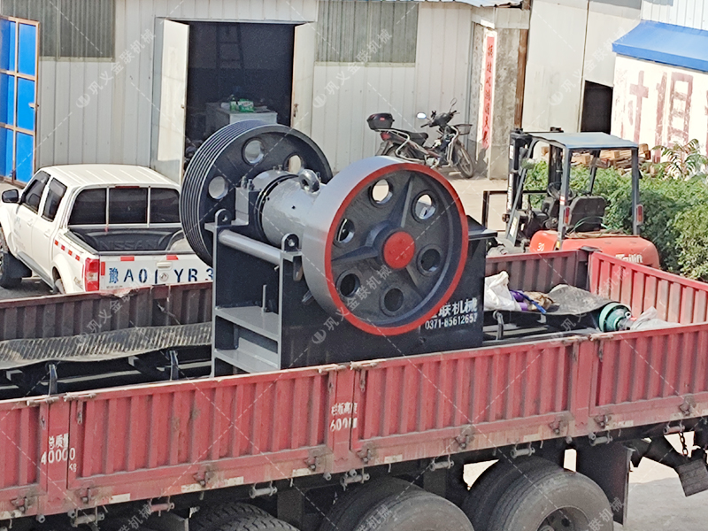 小型對(duì)輥機(jī)和顎破機(jī)發(fā)貨圖片_發(fā)往山東招遠(yuǎn)_破碎青石 小型對(duì)輥機(jī)和顎破機(jī)發(fā)貨圖片_發(fā)往山東招遠(yuǎn)_破碎青石